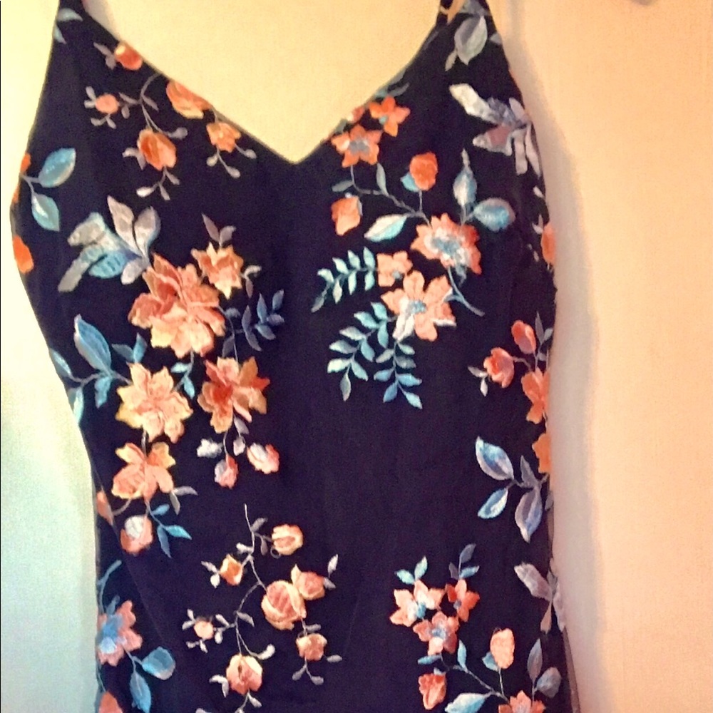 Guess Women’s Cute SUMMER dress Sz 4 Must see!!